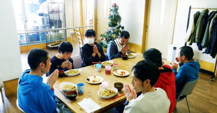 短期入所・日中一時支援で、みんなでテーブルを囲み昼食をとっています。